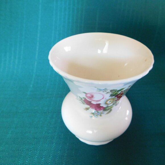 Coalport Ludlow 4 inch bud vase no gold trim near mint condition - Picture 4 of 6